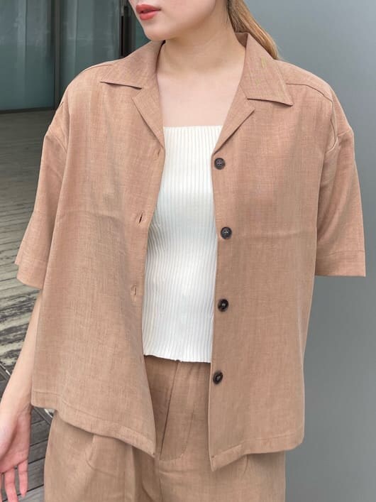 ブラック系のサンダル、ホワイト系のタンクトップ、ブラウン系のシャツ/ブラウスを着用したレディースの夏コーディネートの5枚目の写真