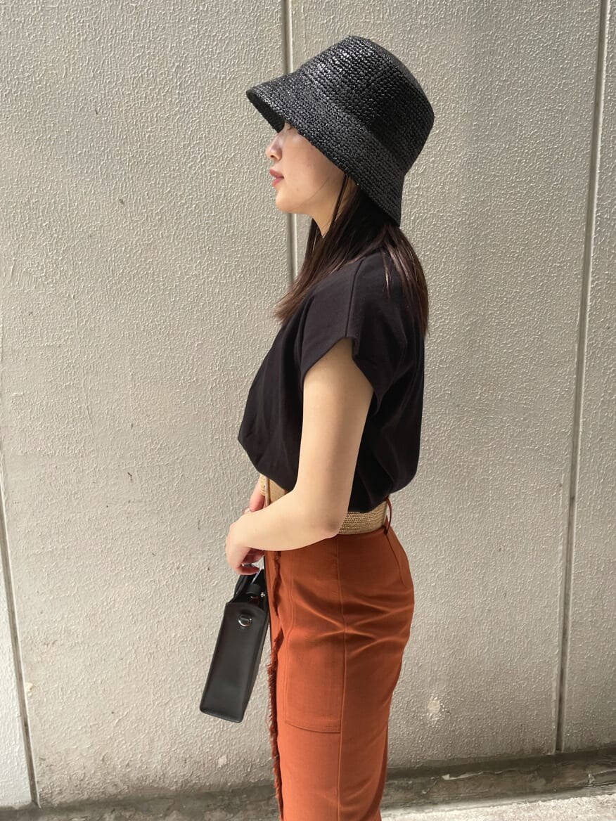 ブラック系のサンダル、オレンジ系のスカート、ブラック系のタンクトップを着用したレディースの夏コーディネートの5枚目の写真