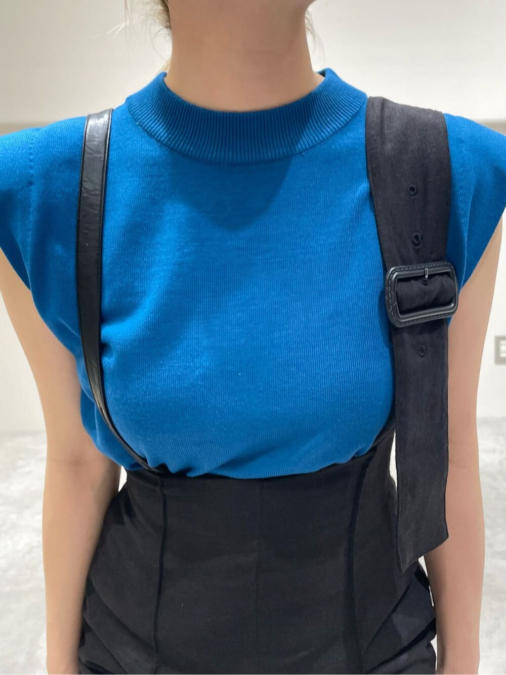 ブラック系のつなぎ/オールインワン、ブラック系のサンダル、ブルー系のタンクトップを着用したレディースの春コーディネートの6枚目の写真