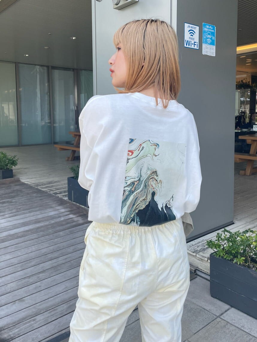 ベージュ系のデニムジャケット、その他のその他パンツ、ホワイト系のTシャツ/カットソーを着用したレディースの春コーディネートの6枚目の写真