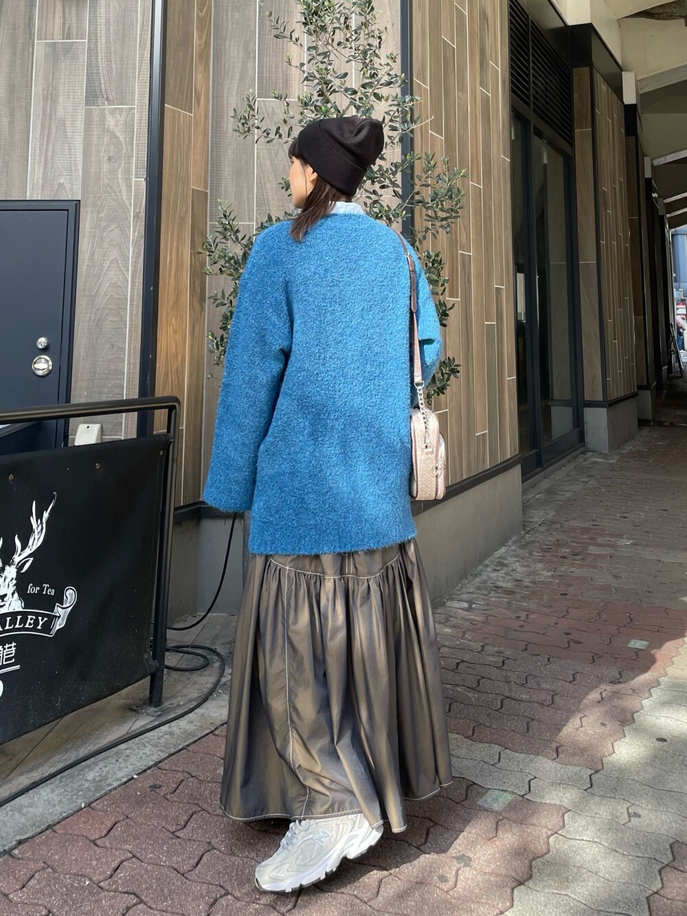 その他のショルダーバッグ、ブルー系のカーディガン/ボレロを着用したレディースの秋コーディネートの3枚目の写真