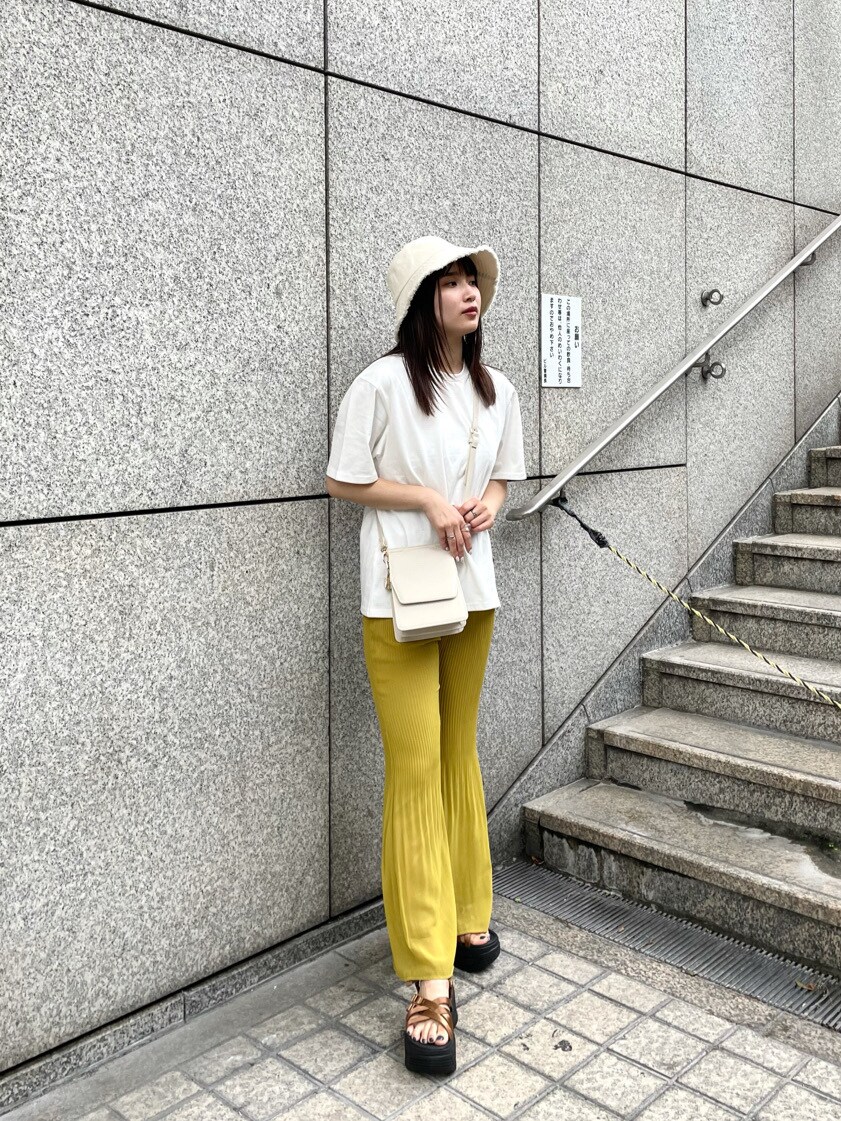 ベージュ系のサンダル、ホワイト系のTシャツ/カットソー、イエロー系のその他パンツを着用したレディースの春コーディネートの3枚目の写真