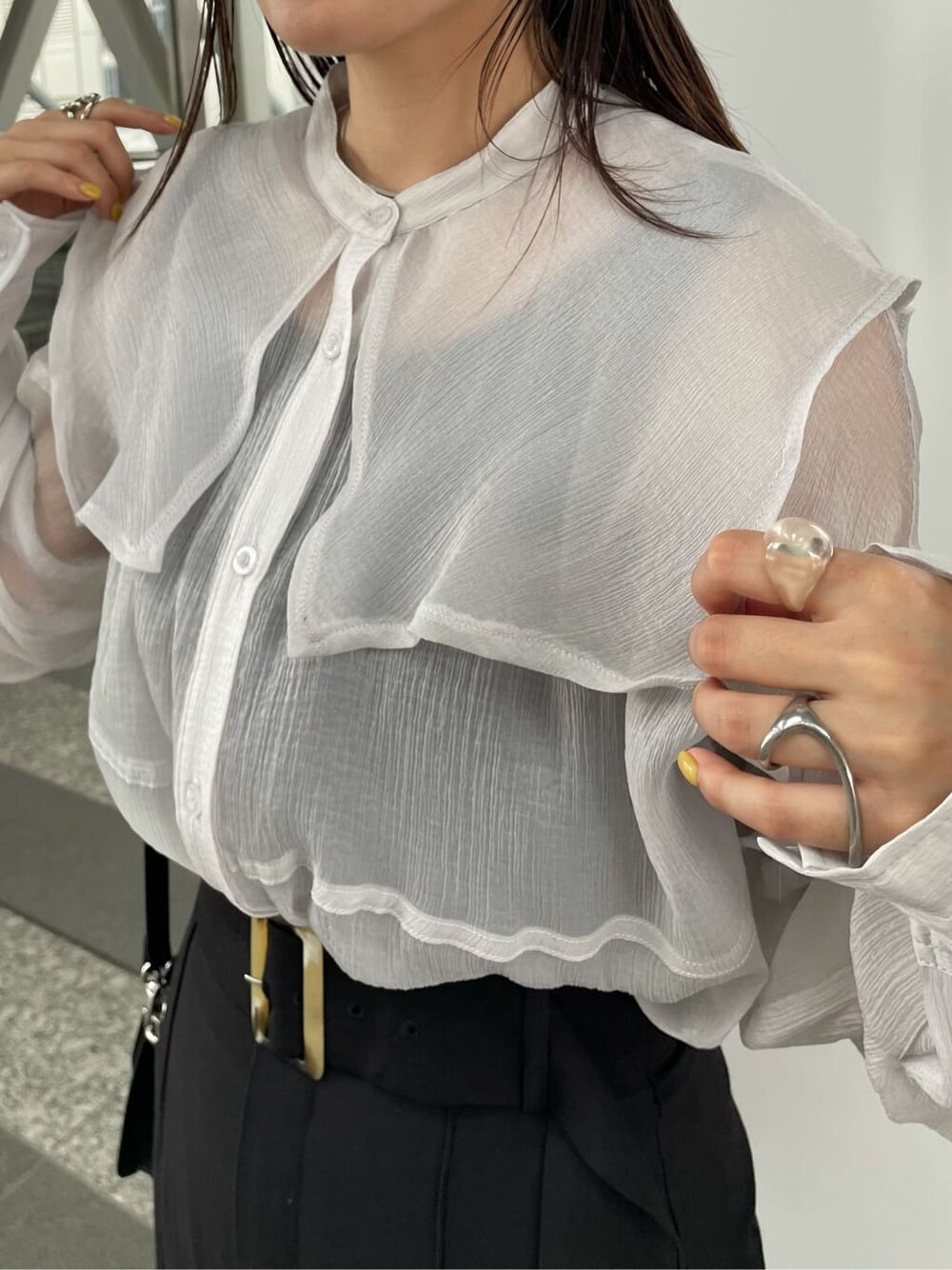 ブラック系のその他パンツ、ブラック系のサンダル、ホワイト系のシャツ/ブラウスを着用したレディースの夏コーディネートの8枚目の写真