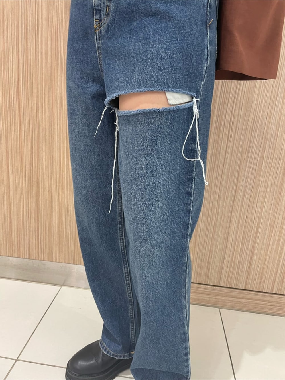 ブラウン系のテーラードジャケット、ブルー系のデニムパンツ、ブラック系のニット/セーターを着用したレディースの夏コーディネートの8枚目の写真