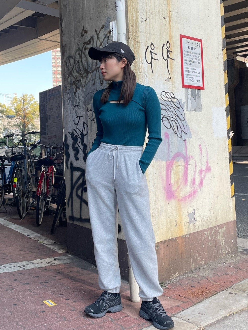 ブルー系のニット/セーター、ブラック系のダウンジャケット/コートを着用したレディースの冬コーディネートの4枚目の写真