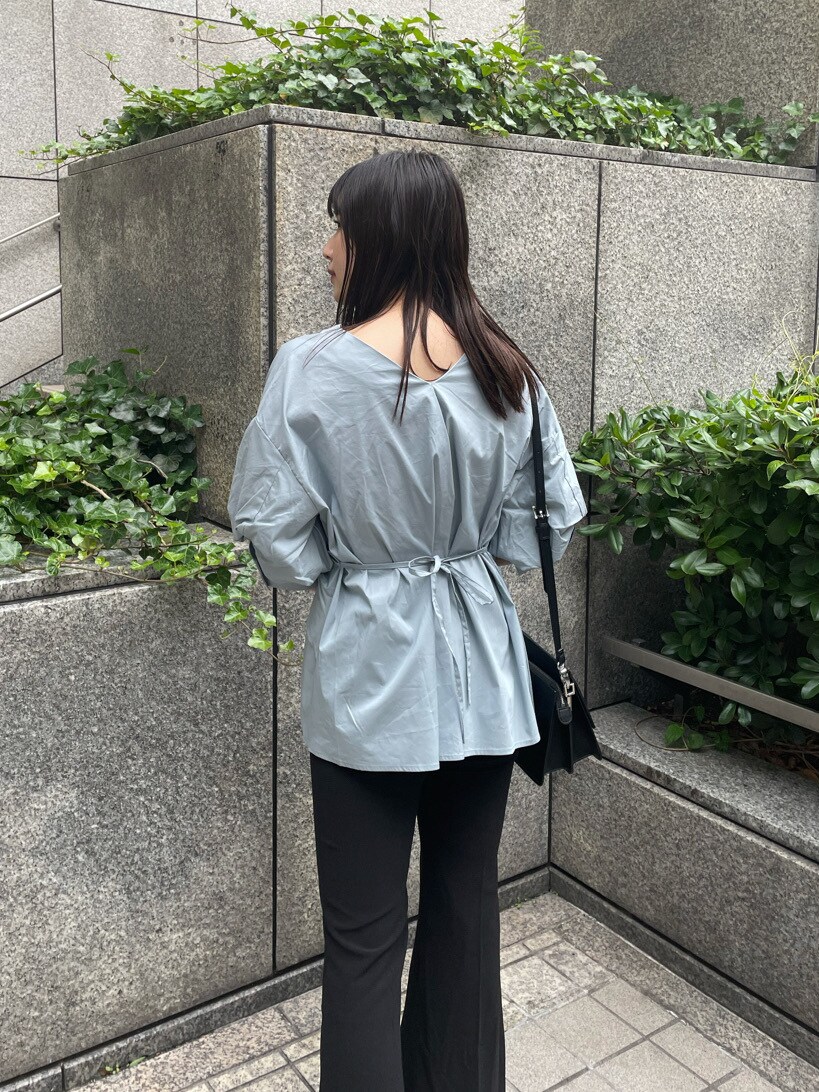 ブルー系のシャツ/ブラウス、ブラック系のサンダル、ブラック系のハンドバッグを着用したレディースの春コーディネートの5枚目の写真