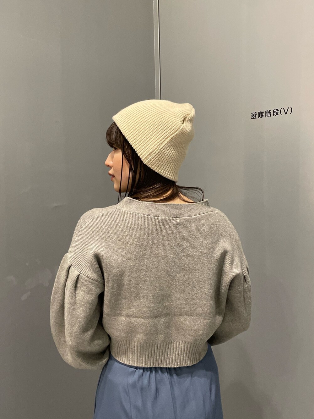 グレー系のカーディガン/ボレロ、ブルー系のスラックスを着用したレディースの冬コーディネートの4枚目の写真