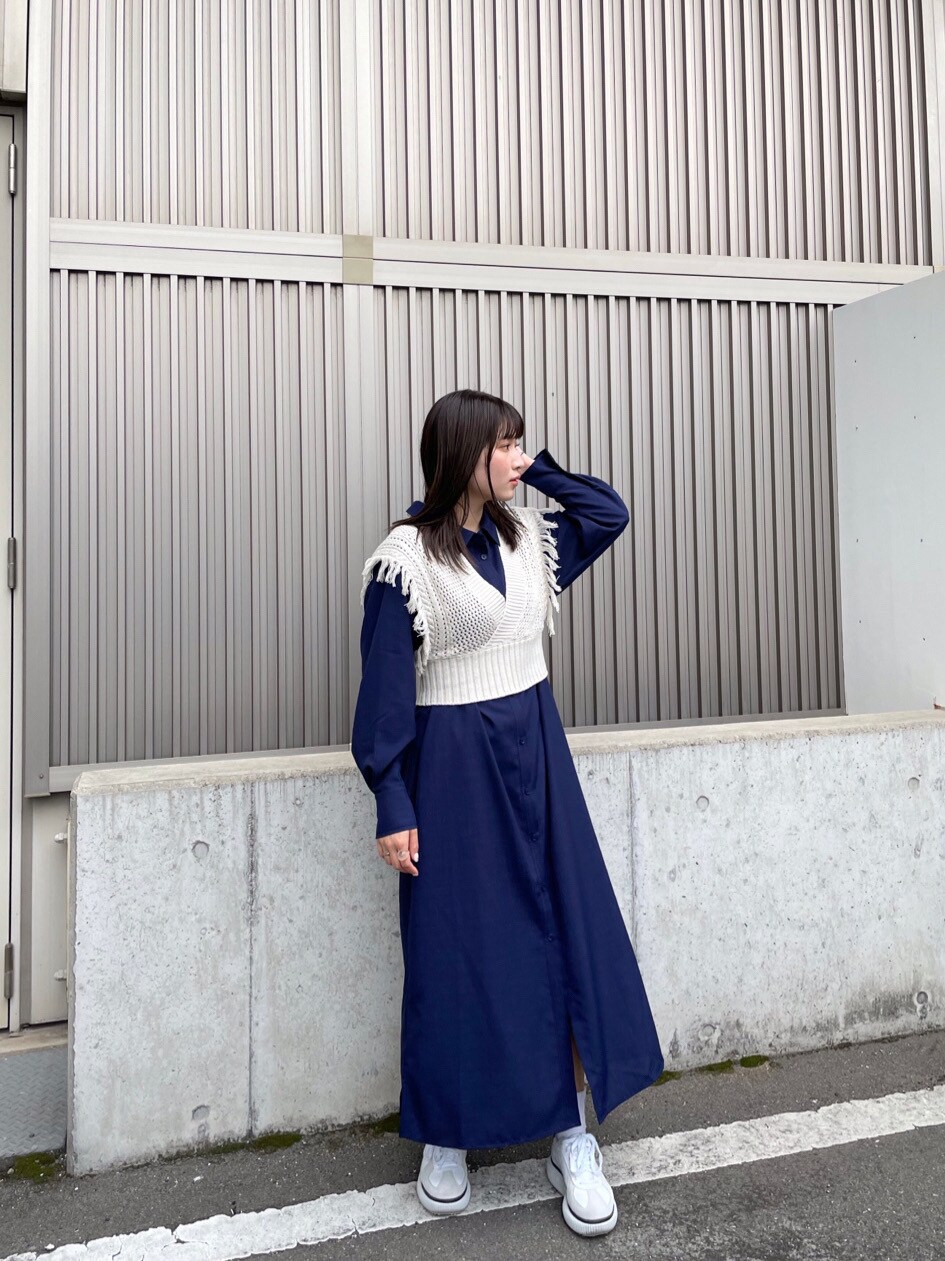 ブルー系のシャツ/ブラウス、ホワイト系のサンダル、グレー系のニット/セーターを着用したレディースの春コーディネートの4枚目の写真