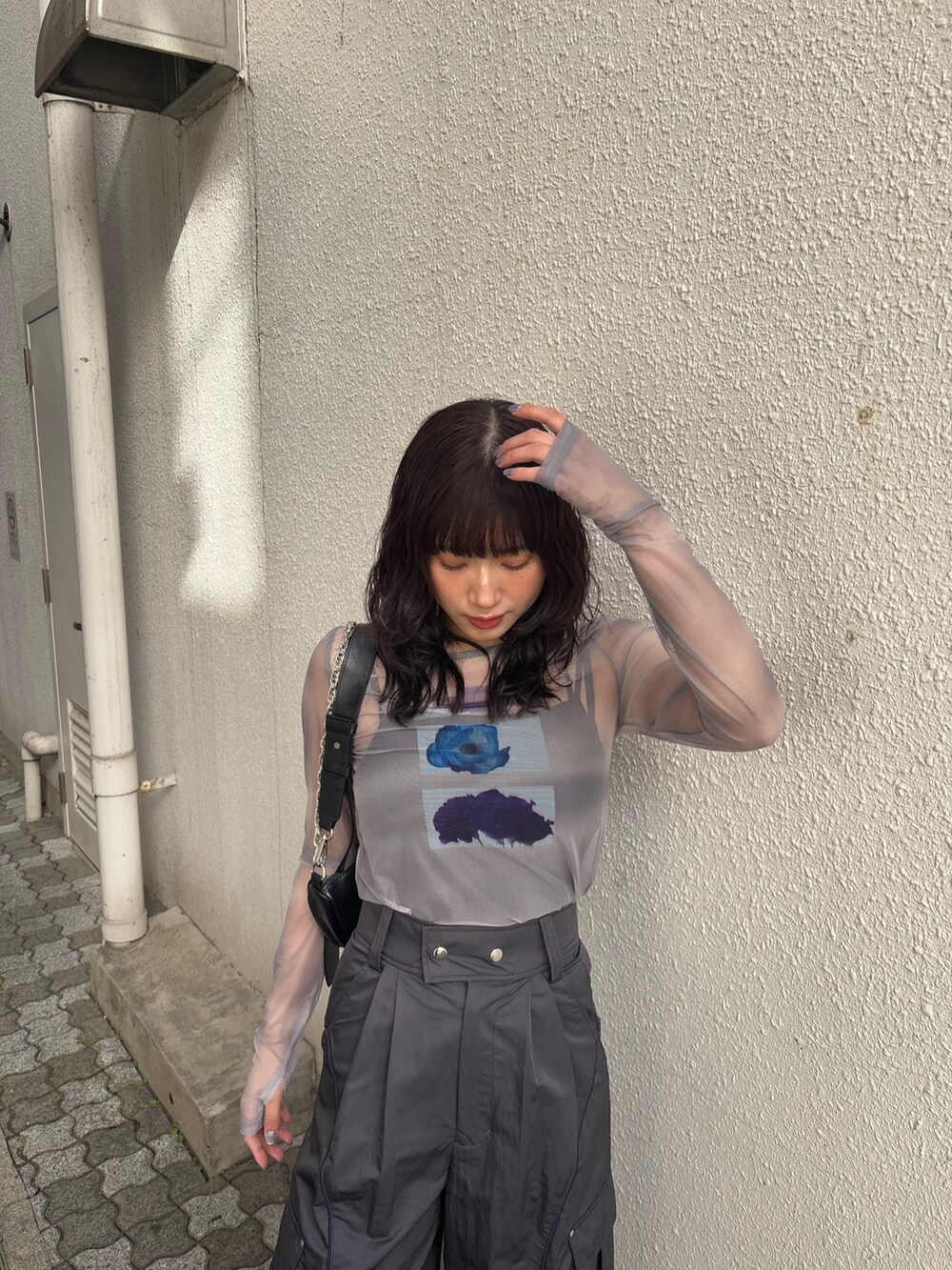 グレー系のTシャツ/カットソー、ブラック系のショルダーバッグを着用したレディースの冬コーディネートの3枚目の写真