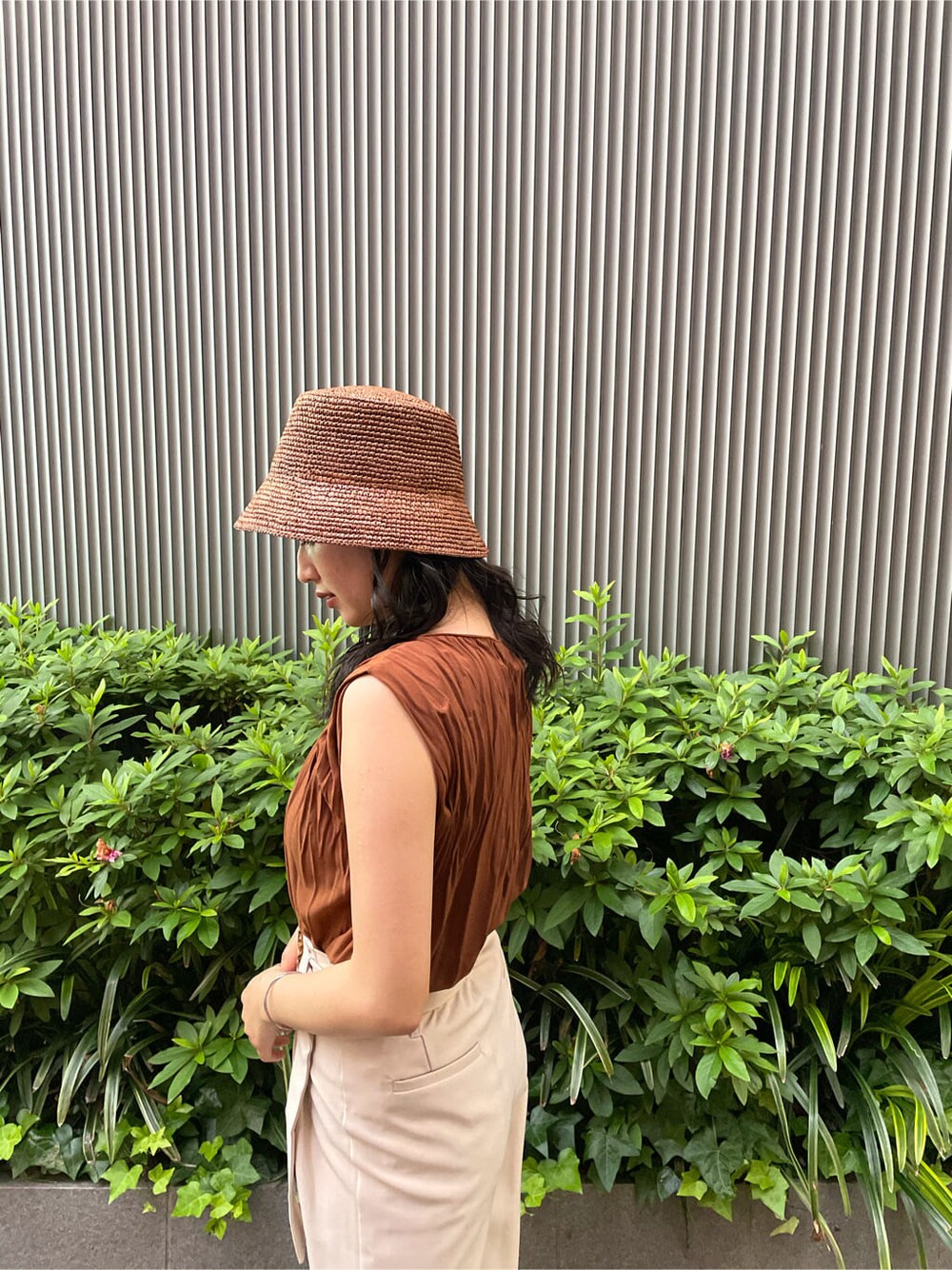 ホワイト系のその他パンツ、ブラウン系のシャツ/ブラウス、ベージュ系のサンダルを着用したレディースの夏コーディネートの5枚目の写真