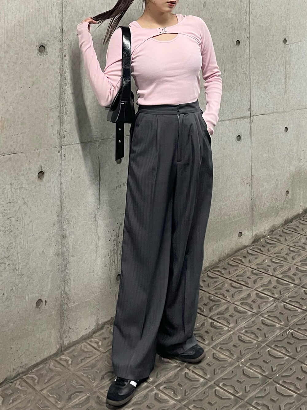 ピンク系のTシャツ/カットソーを着用したレディースの冬コーディネートの2枚目の写真