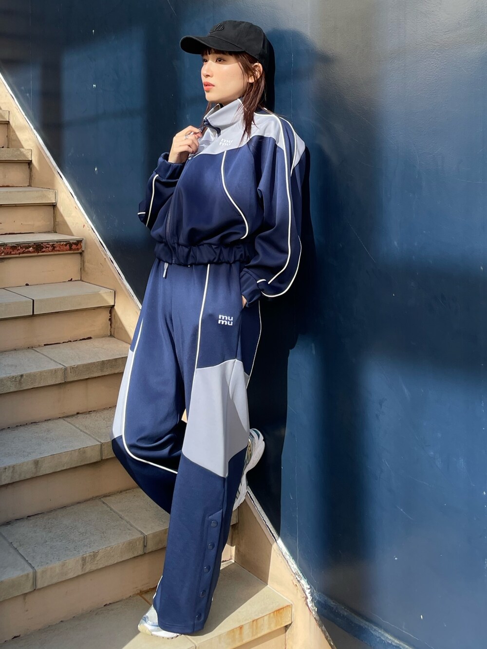 ブルー系のブルゾン、ブルー系のその他パンツを着用したレディースの春コーディネートの2枚目の写真