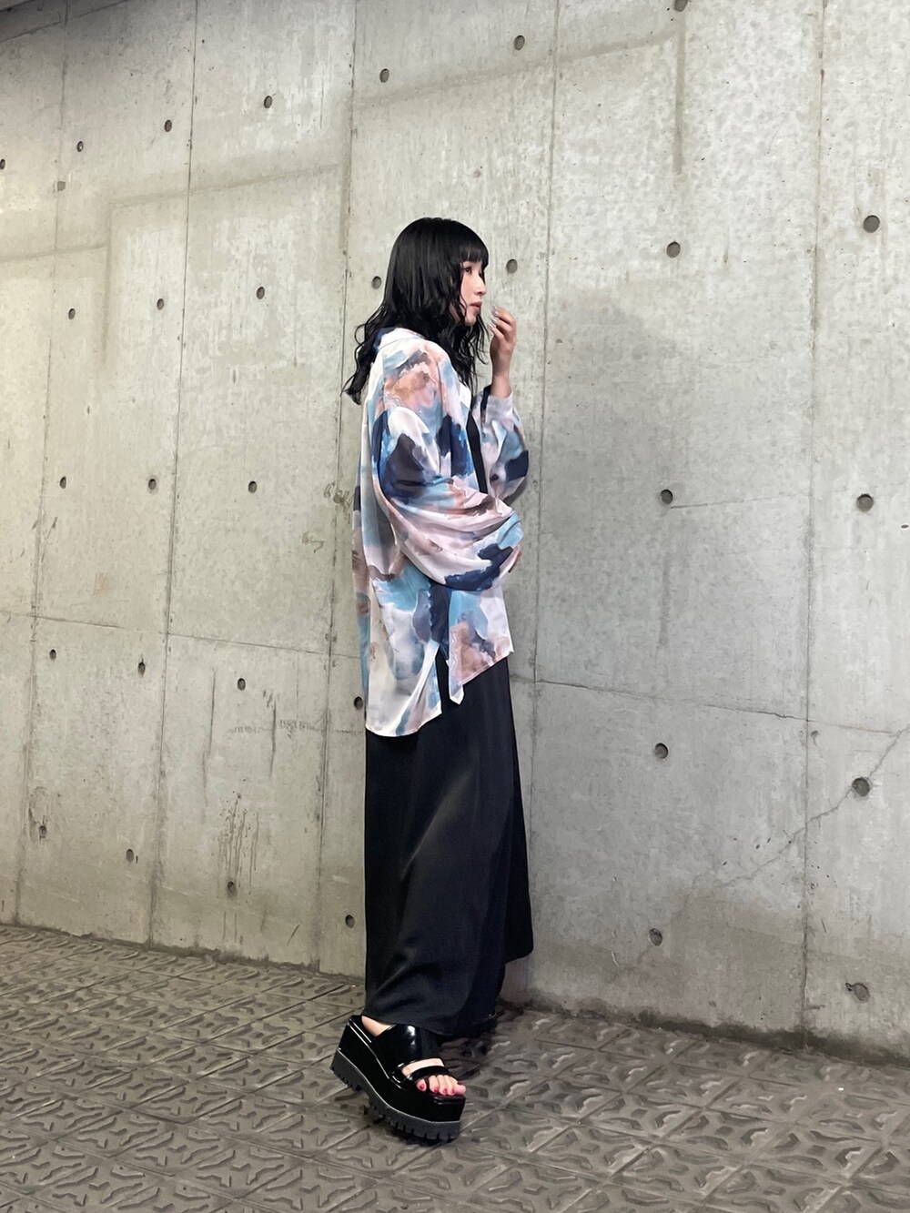 ブルー系のシャツ/ブラウス、ブラック系のワンピース、ブラック系のサンダルを着用したレディースの春コーディネートの3枚目の写真