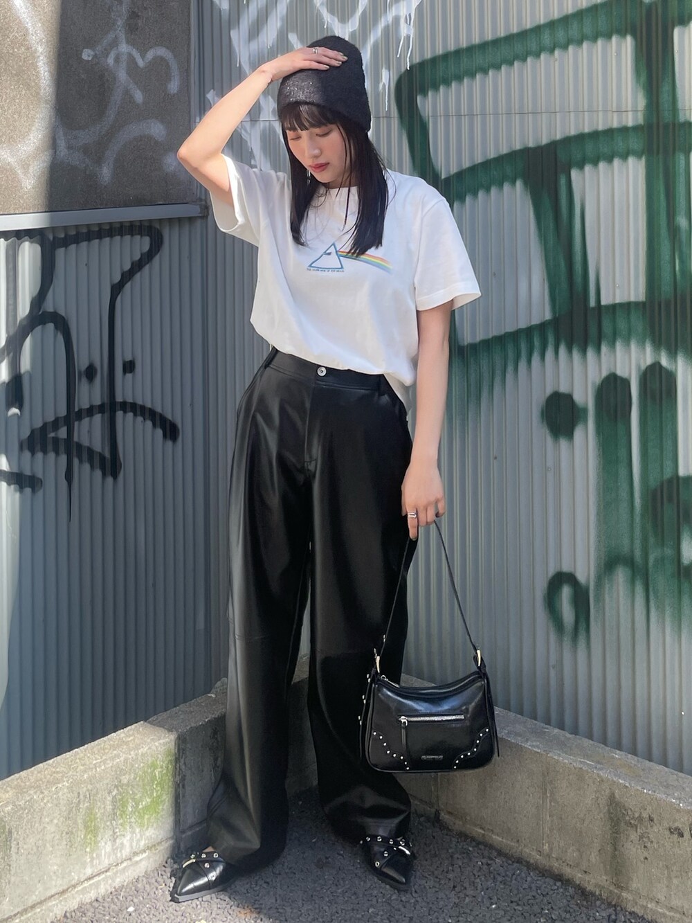 ブラック系のパンプス、ホワイト系のTシャツ/カットソーを着用したレディースの夏コーディネートの2枚目の写真