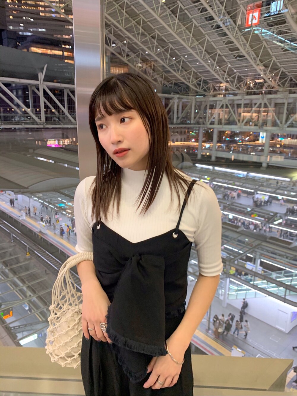 ブラック系のサンダル、ブラック系のスラックス、ブラック系のTシャツ/カットソーを着用したレディースの春コーディネートの4枚目の写真