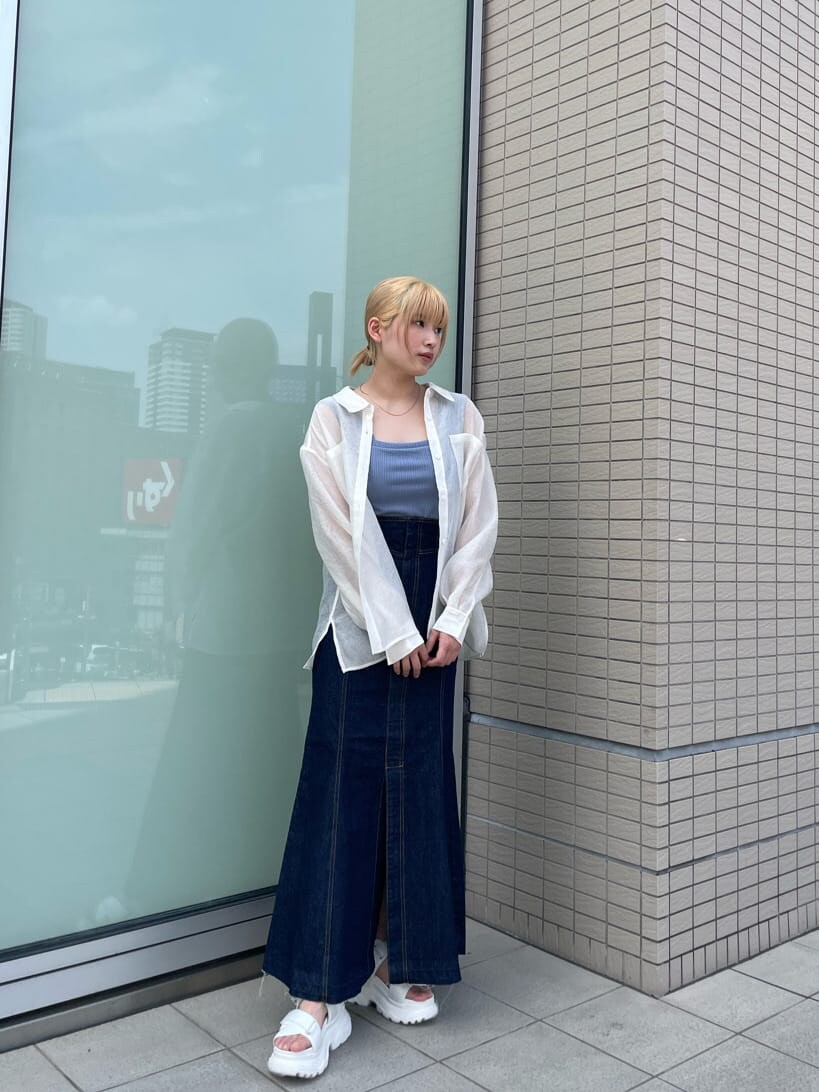 ブルー系のタンクトップ、ブルー系のデニムスカート、ホワイト系のサンダルを着用したレディースの春コーディネートの3枚目の写真