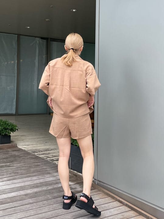 ブラック系のサンダル、ホワイト系のタンクトップ、ブラウン系のシャツ/ブラウスを着用したレディースの夏コーディネートの4枚目の写真