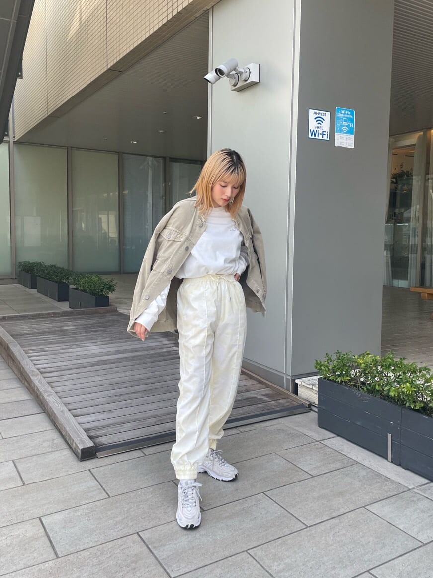 ベージュ系のデニムジャケット、その他のその他パンツ、ホワイト系のTシャツ/カットソーを着用したレディースの春コーディネートの4枚目の写真