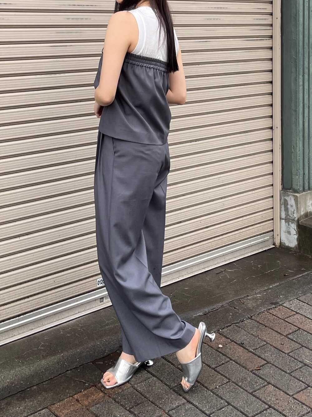 グレー系のその他パンツを着用したレディースの夏コーディネートの2枚目の写真