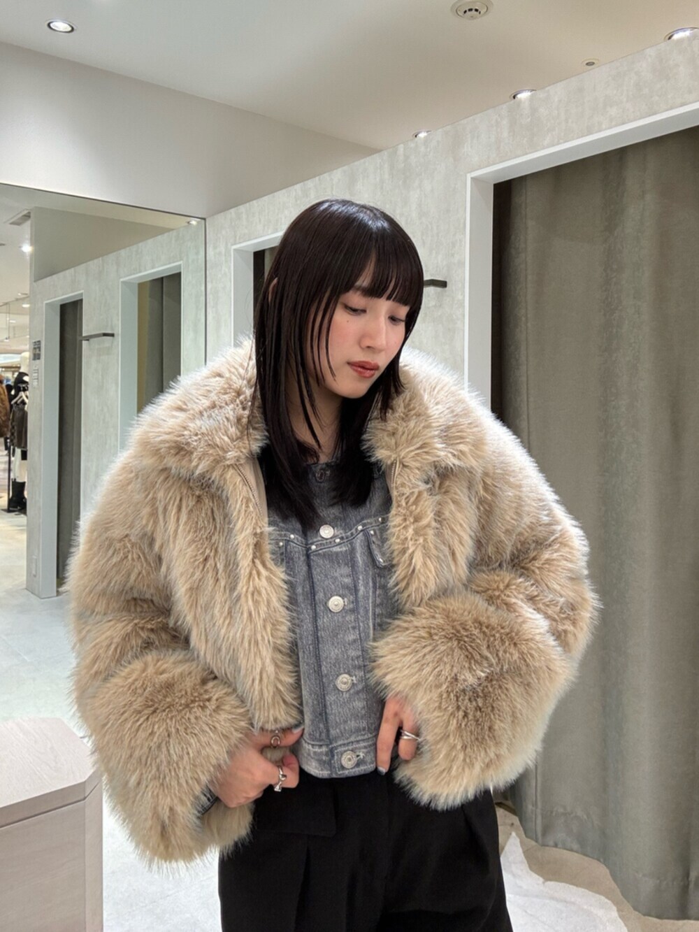 ブラック系のその他パンツ、ベージュ系のブルゾン、グレー系のデニムジャケットを着用したレディースの秋コーディネートの6枚目の写真