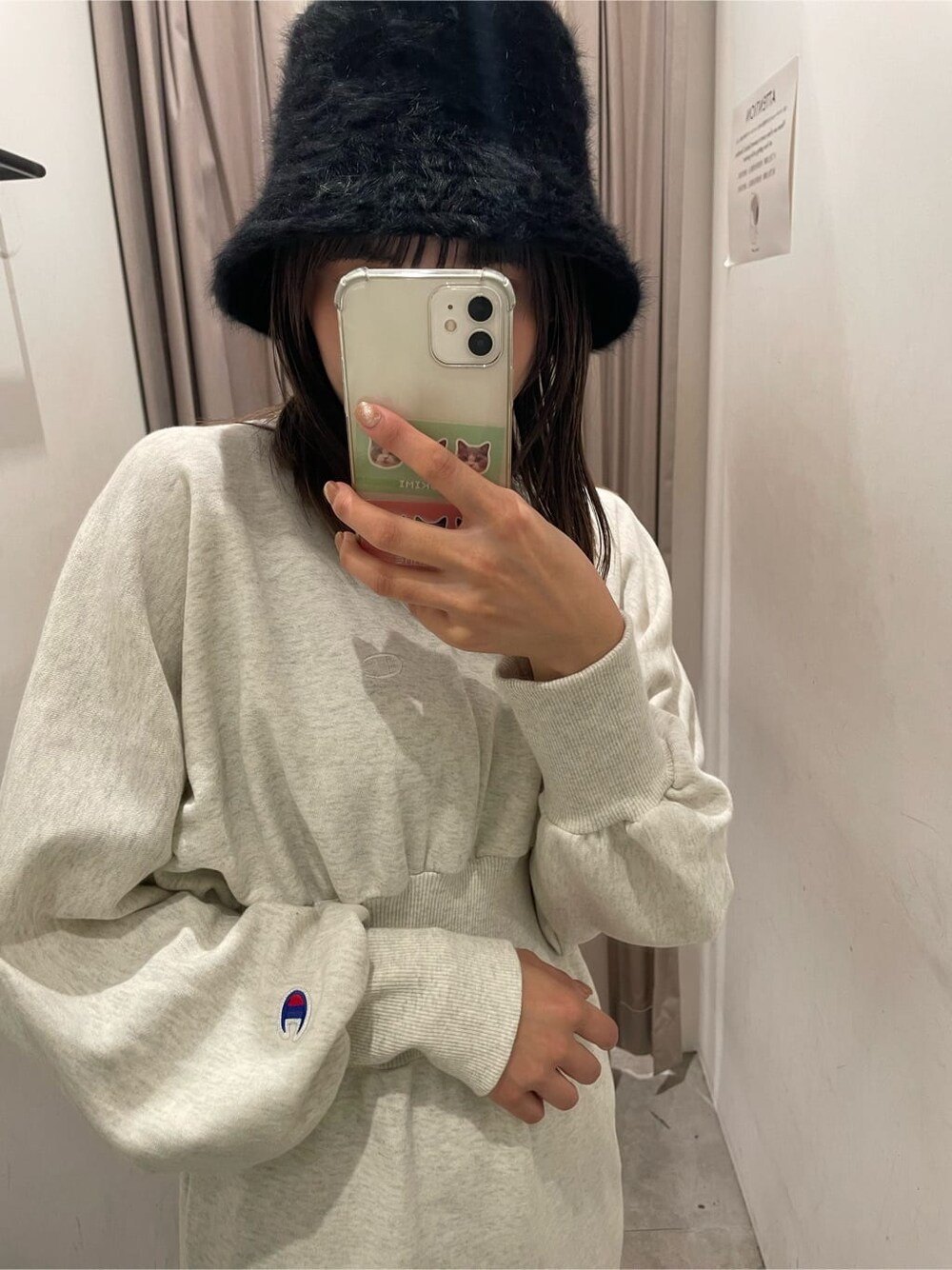 ホワイト系のワンピース、ブルー系のブーツ、ブラック系のハットを着用したレディースの秋コーディネートの4枚目の写真