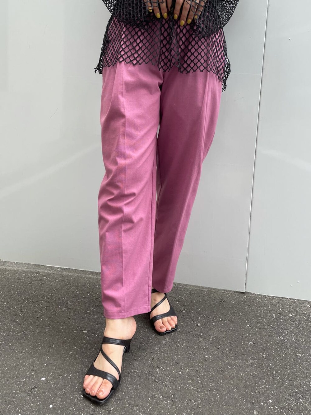 ブラック系のサンダル、ピンク系のスラックス、ブラック系のTシャツ/カットソーを着用したレディースの夏コーディネートの7枚目の写真