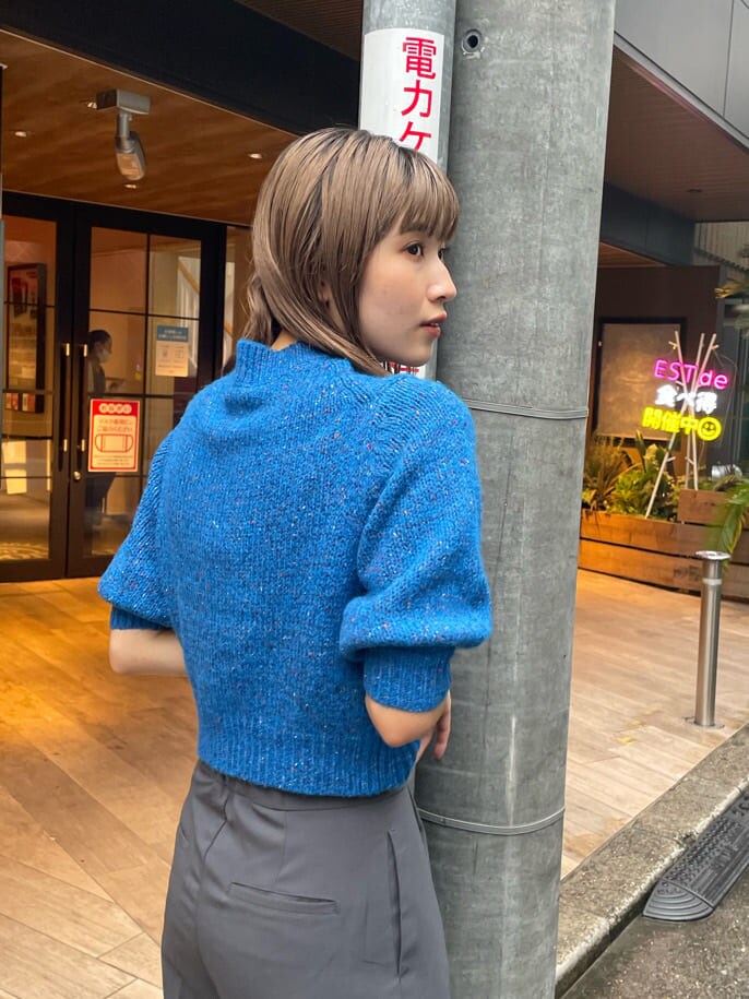 ブルー系のニット/セーター、ブルー系のトレンチコート、グレー系のスラックスを着用したレディースの秋コーディネートの7枚目の写真