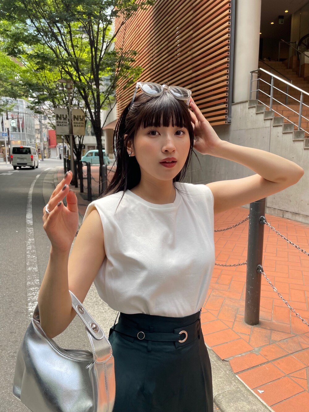 ホワイト系のTシャツ/カットソー、グリーン系のその他パンツを着用したレディースの夏コーディネートの4枚目の写真