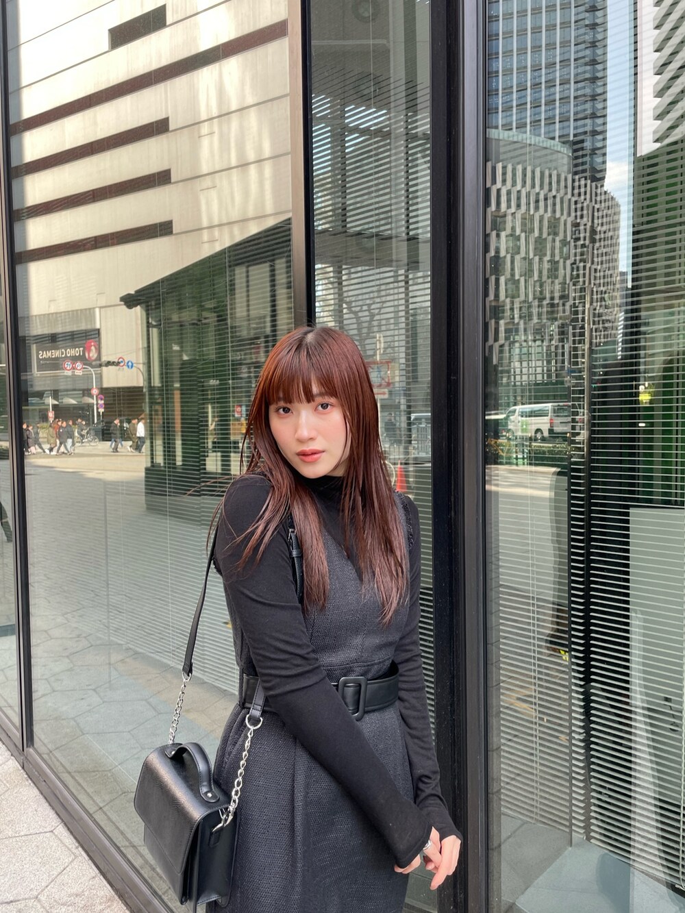 ブラック系のワンピース、ブラック系のTシャツ/カットソーを着用したレディースの冬コーディネートの3枚目の写真