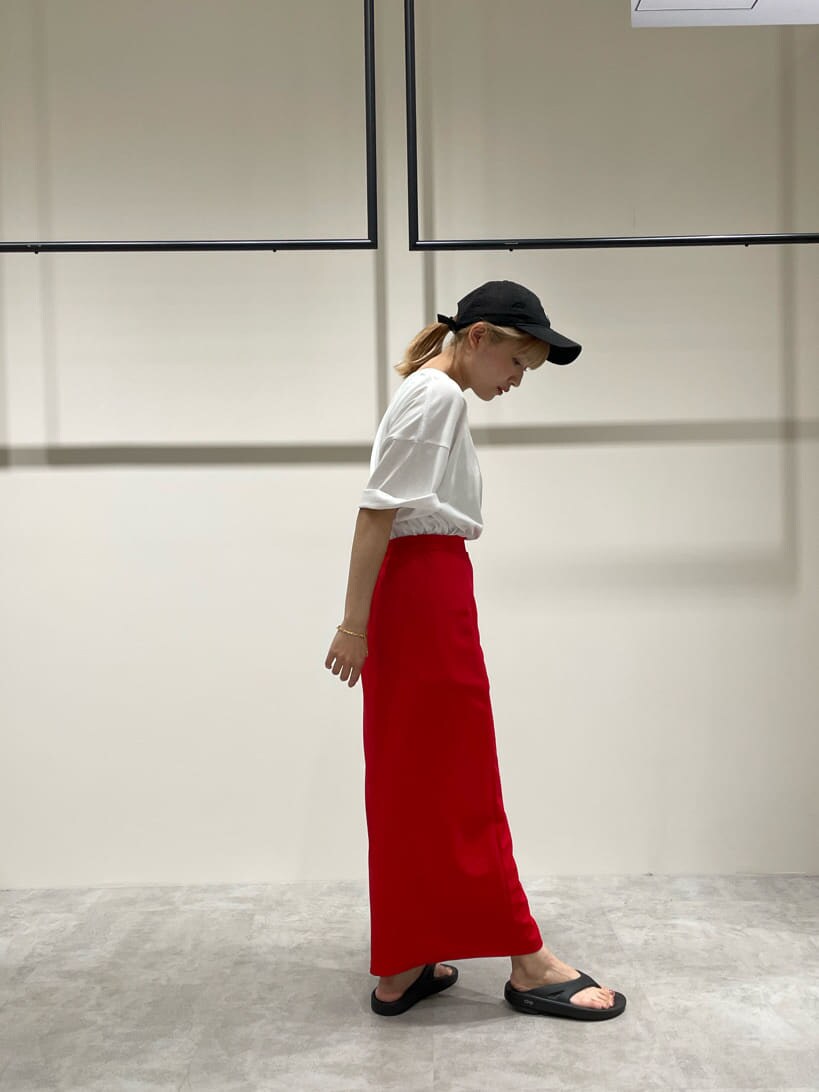 ブラック系のハンドバッグ、ホワイト系のTシャツ/カットソー、レッド系のスカートを着用したレディースの夏コーディネートの4枚目の写真