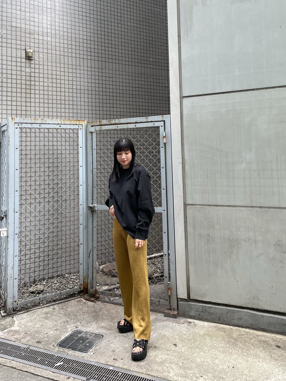 ブラック系のサンダル、ブラック系のTシャツ/カットソー、イエロー系のその他パンツを着用したレディースの春コーディネートの3枚目の写真