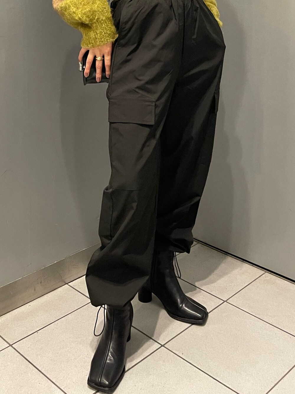 その他のニット/セーター、ブラック系のブーツ、ブラック系のショルダーバッグを着用したレディースの秋コーディネートの6枚目の写真