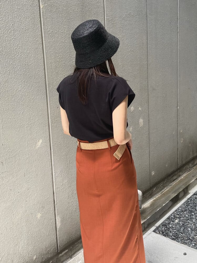 ブラック系のサンダル、オレンジ系のスカート、ブラック系のタンクトップを着用したレディースの夏コーディネートの6枚目の写真