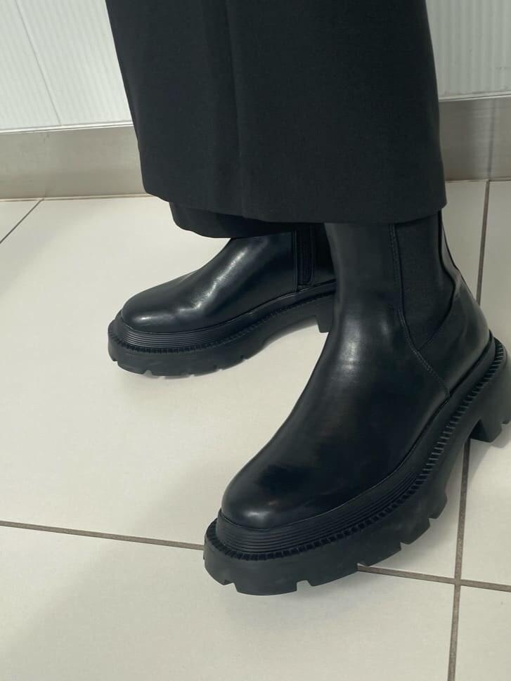 ブラック系のブーツ、ブラック系のスラックス、ブラウン系のテーラードジャケットを着用したレディースの春コーディネートの8枚目の写真