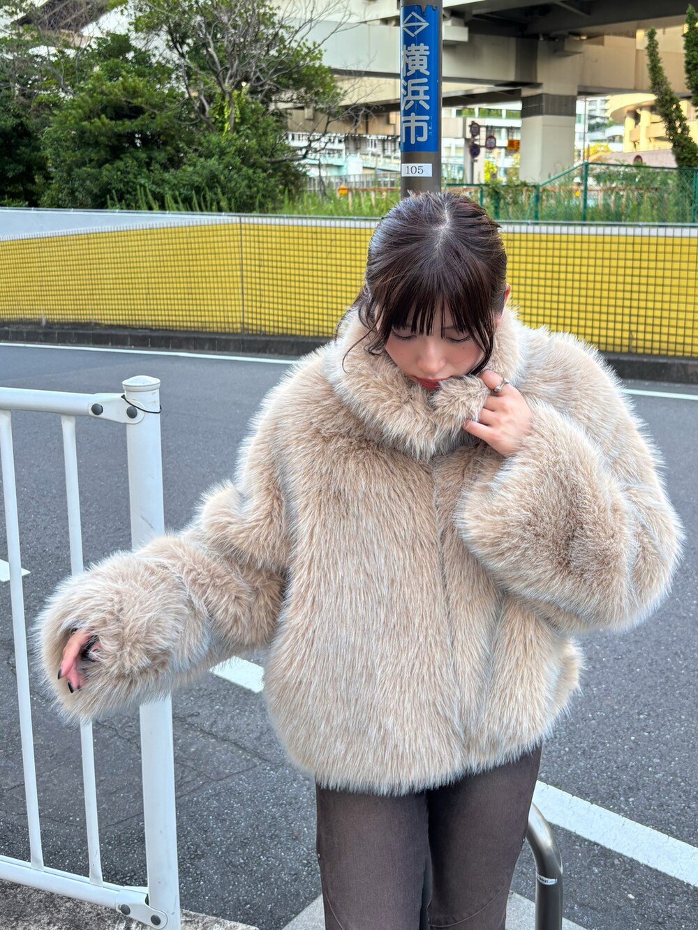 ベージュ系のブルゾンを着用したレディースの夏コーディネートの3枚目の写真