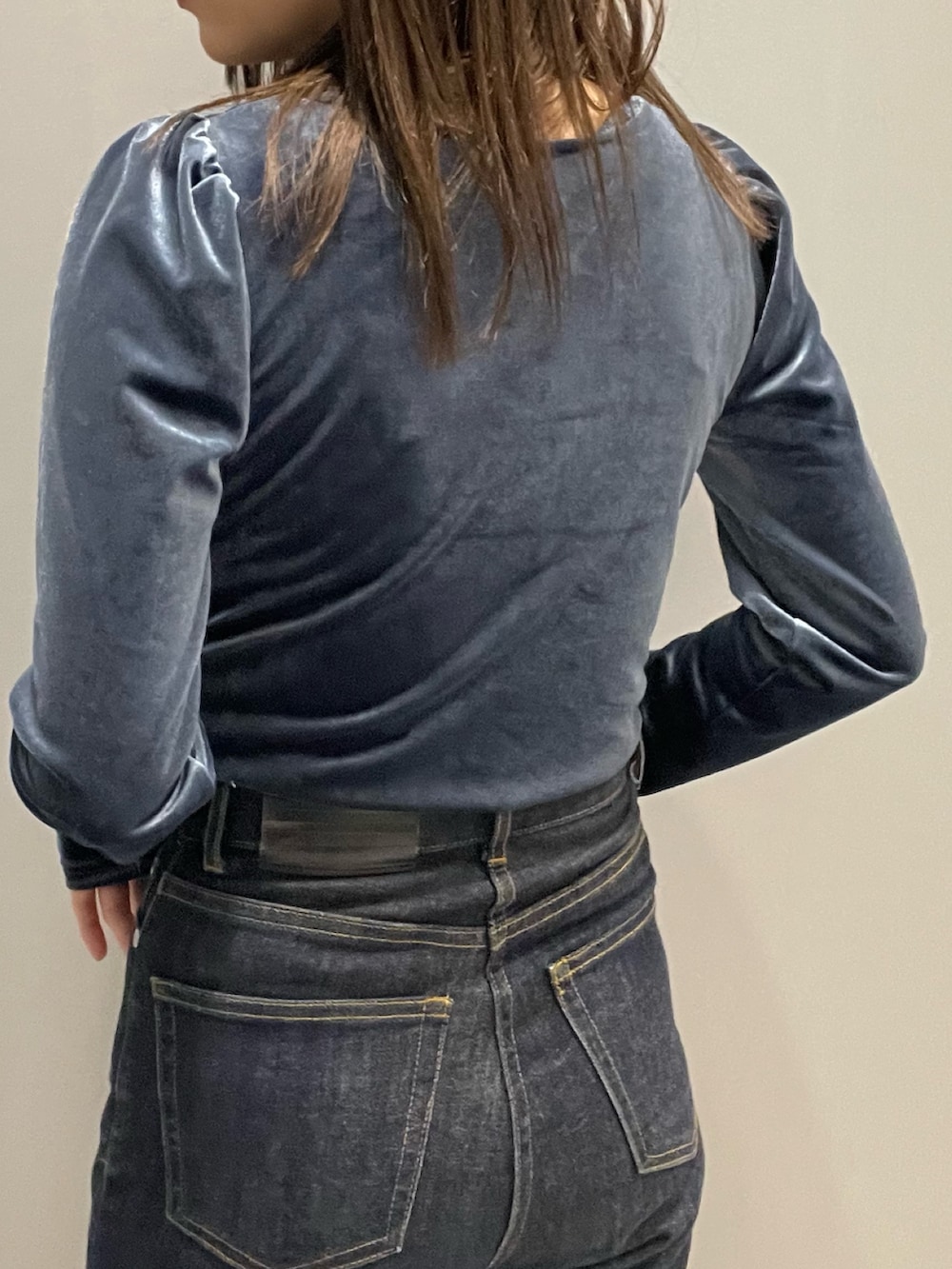 ブルー系のTシャツ/カットソー、ブラック系のブーツを着用したレディースの秋コーディネートの5枚目の写真