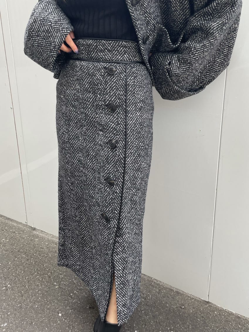 ブラック系のブーツ、ブラック系のブルゾン、ブラック系のスカートを着用したレディースの秋コーディネートの5枚目の写真