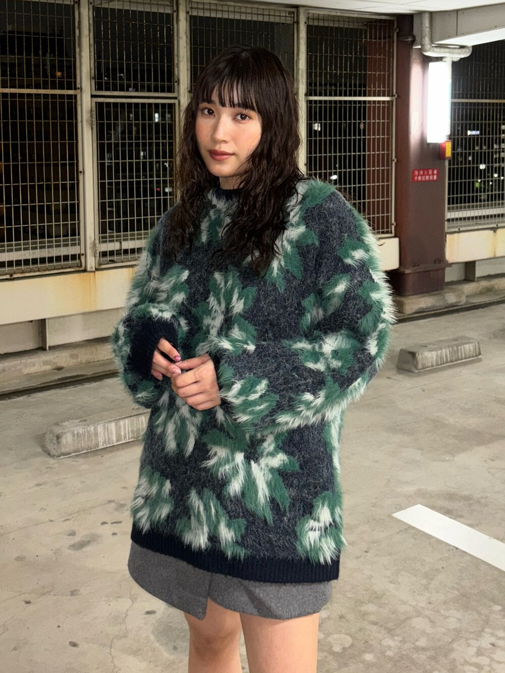 ブルー系のニット/セーターを着用したレディースの秋コーディネートの3枚目の写真