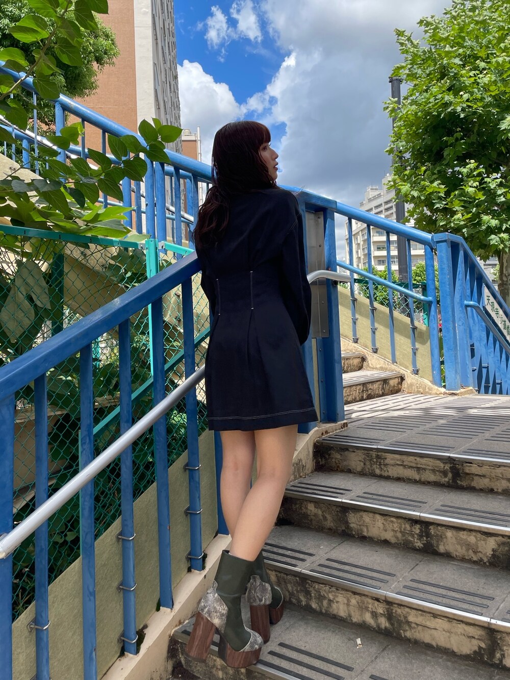 ブラック系のワンピースを着用したレディースの秋コーディネートの3枚目の写真