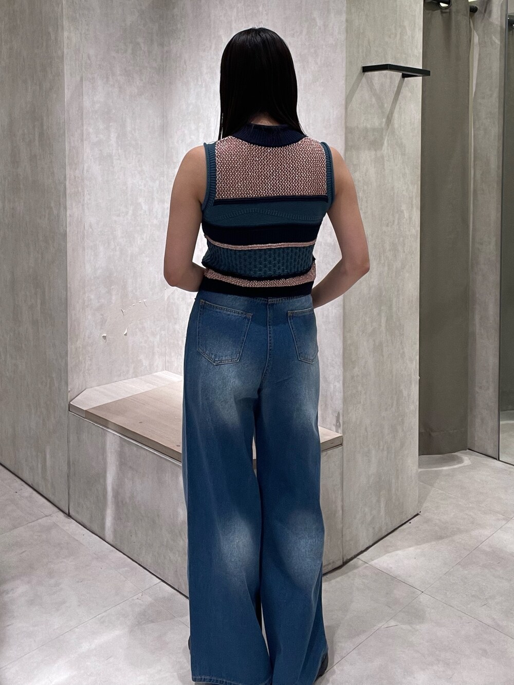 ブルー系のニット/セーター、ブルー系のデニムパンツを着用したレディースの春コーディネートの3枚目の写真