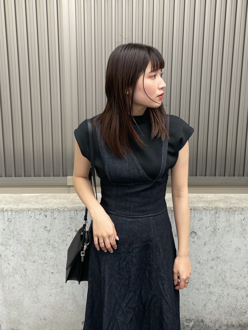 ブラック系のワンピース、ブラック系のサンダル、ブラック系のハンドバッグを着用したレディースの春コーディネートの3枚目の写真