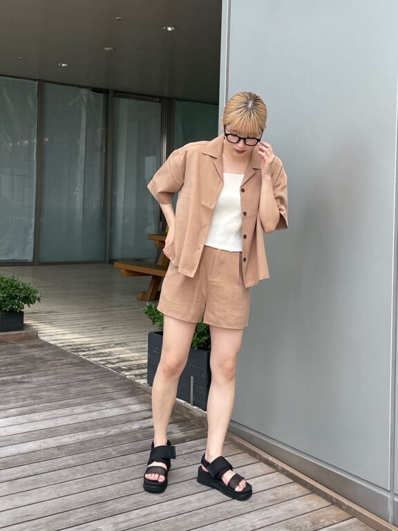 ブラック系のサンダル、ホワイト系のタンクトップ、ブラウン系のシャツ/ブラウスを着用したレディースの夏コーディネートの3枚目の写真