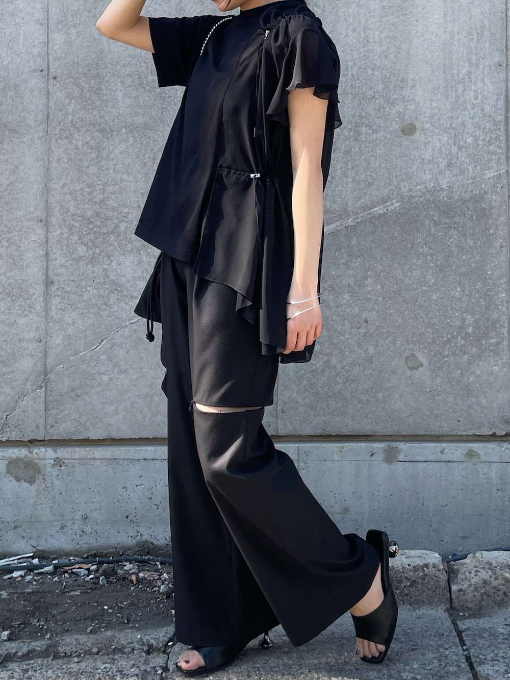 ブラック系のTシャツ/カットソー、ブラック系のその他パンツを着用したレディースの夏コーディネートの3枚目の写真