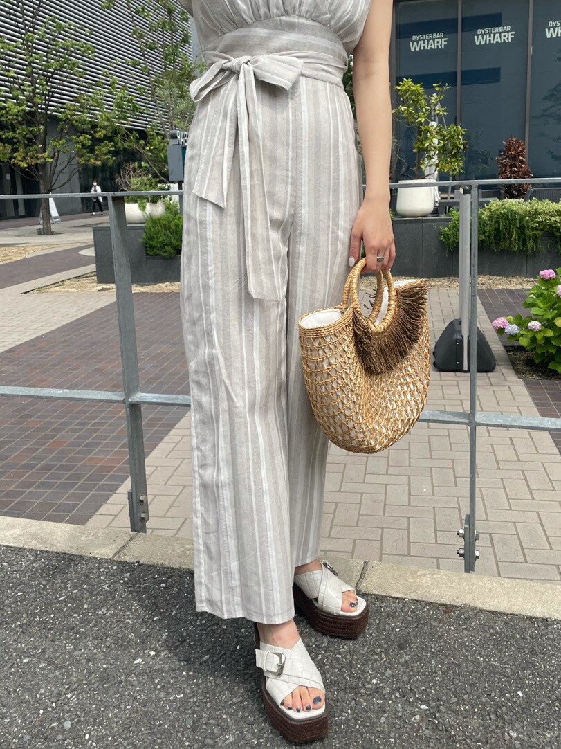 その他のつなぎ/オールインワン、ホワイト系のサンダル、ベージュ系のかごバッグを着用したレディースの夏コーディネートの7枚目の写真