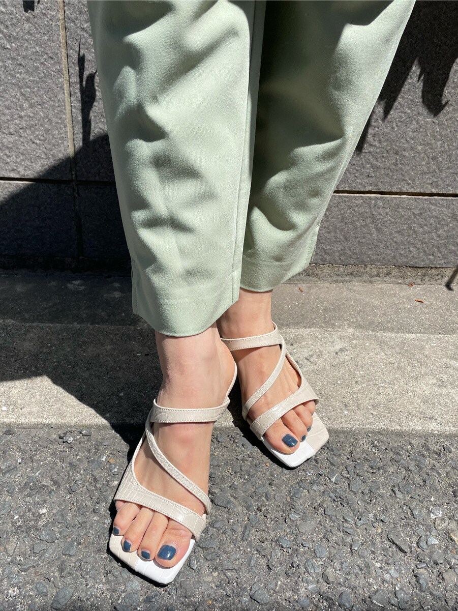 グリーン系のその他パンツ、ホワイト系のトレンチコート、ホワイト系のサンダルを着用したレディースの春コーディネートの7枚目の写真