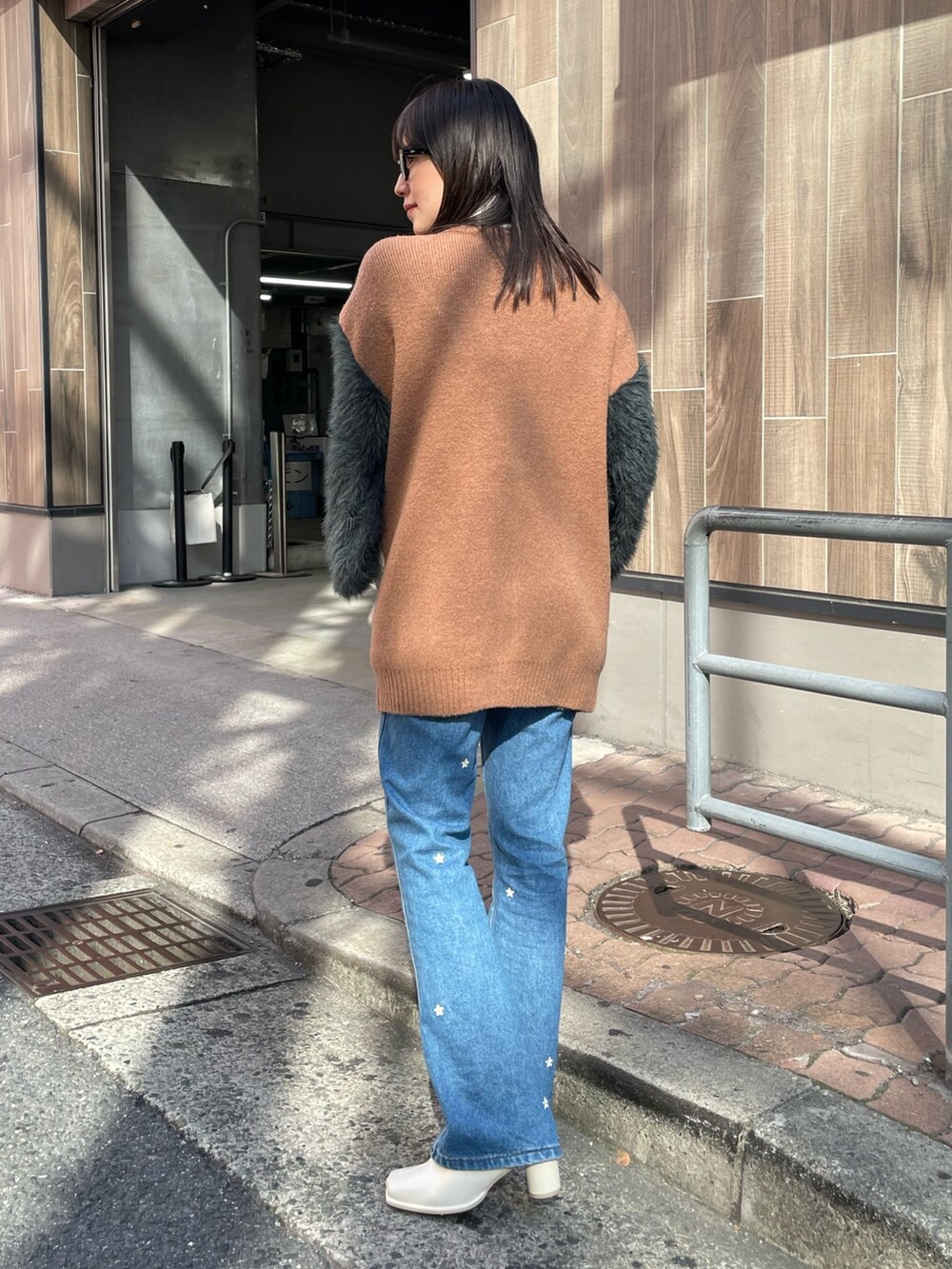 ブラウン系のカーディガン/ボレロ、ホワイト系のニット/セーター、ホワイト系のブーツを着用したレディースの秋コーディネートの3枚目の写真