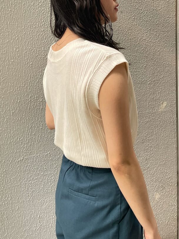 グリーン系のスラックス、ブラック系のサンダル、ホワイト系のTシャツ/カットソーを着用したレディースの夏コーディネートの4枚目の写真