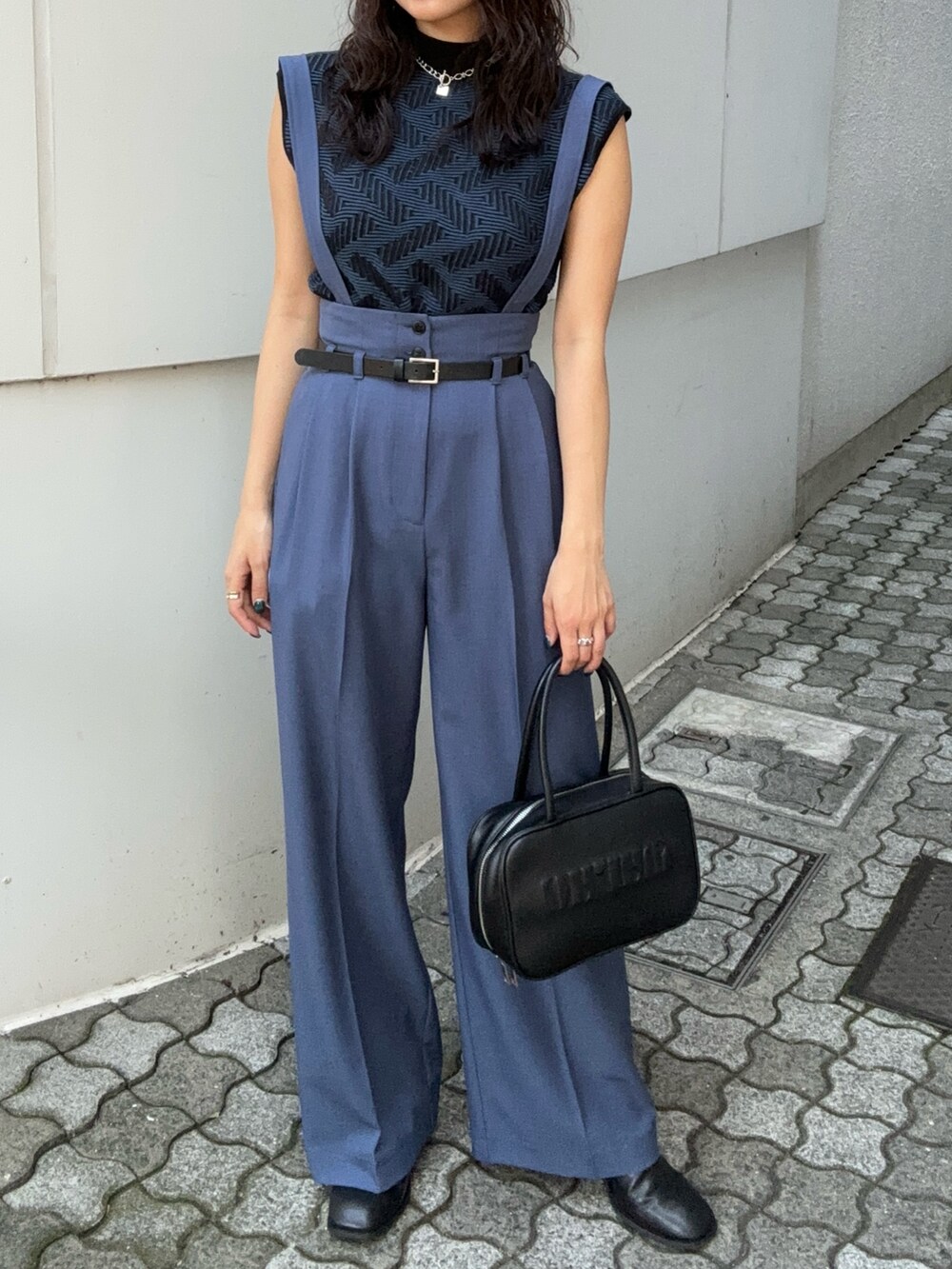 ブルー系のニット/セーター、ブルー系のその他パンツを着用したレディースの夏コーディネートの2枚目の写真