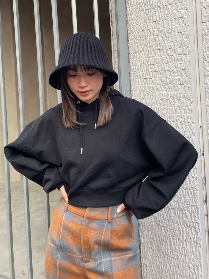 ブラック系のブーツ、その他のスラックス、ブラック系のパーカーを着用したレディースの秋コーディネートの4枚目の写真