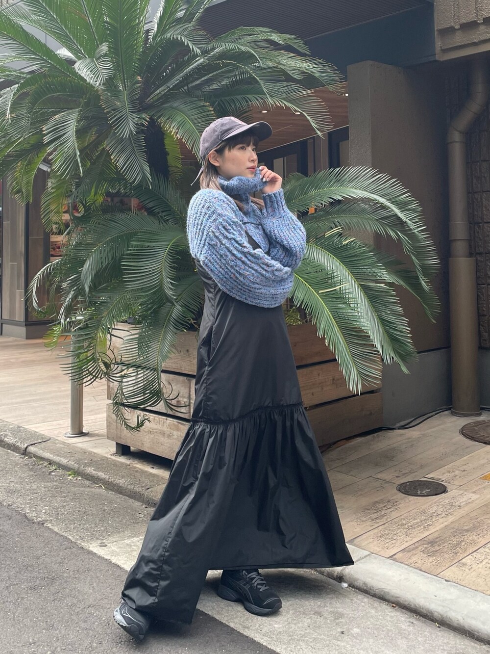 ブルー系のニット/セーターを着用したレディースの冬コーディネートの3枚目の写真